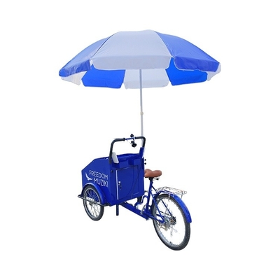 Straßensnackverkäufe mit individuellen Kochgeräten auf einem 3-Rad-Elektro-Lebensmittelwagen