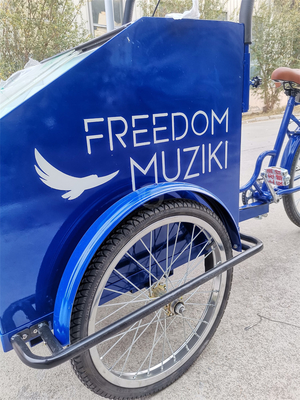 Straßensnackverkäufe mit individuellen Kochgeräten auf einem 3-Rad-Elektro-Lebensmittelwagen